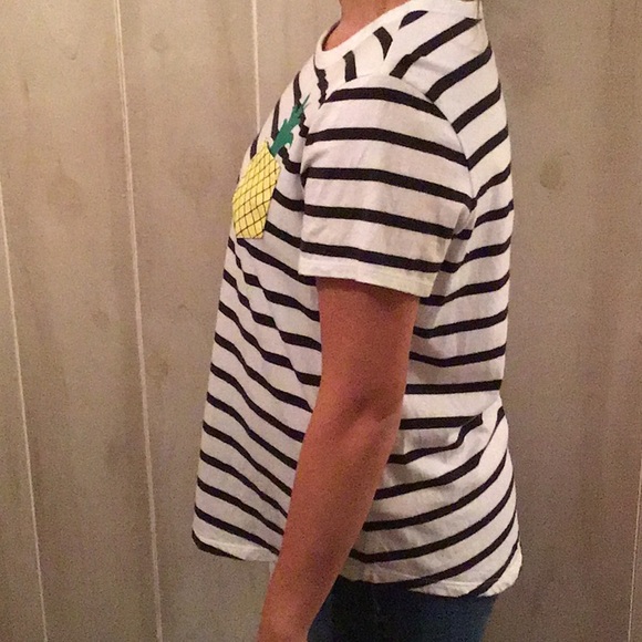 Old Navy Graphic Tee - Picture 2 of 6